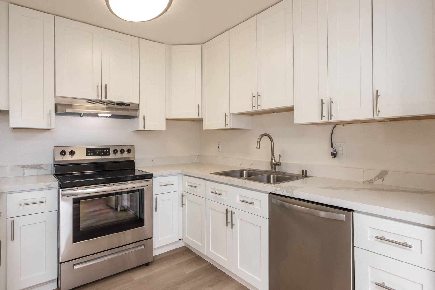 Los Robles Apartments photo 3